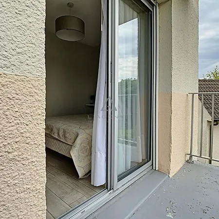 Avec Balcon, 1 Chambre, Parking, A 500m Du Centre, 1km De La - Fr-1-236-67 شقة *