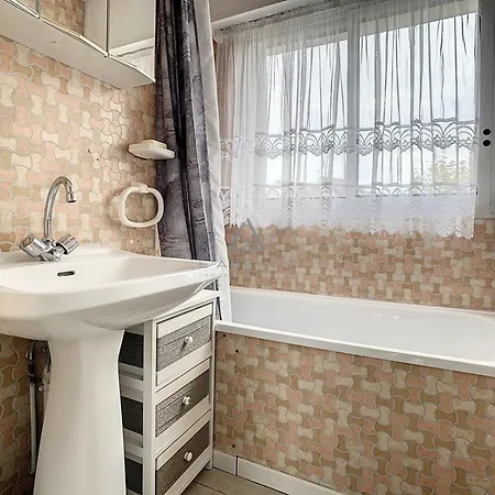 Avec Balcon, 1 Chambre, Parking, A 500m Du Centre, 1km De La - Fr-1-236-67