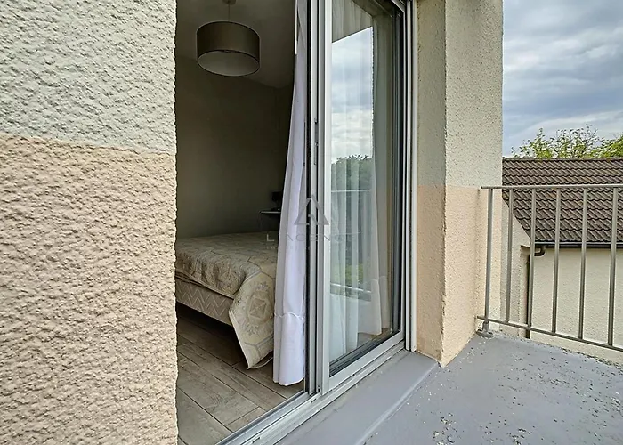 Avec Balcon, 1 Chambre, Parking, A 500m Du Centre, 1km De La - Fr-1-236-67 Apartment *